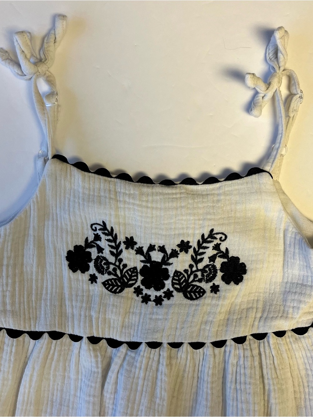 Girls Dress Size 6 White Black Embroidered Floral Detail Tie-Shoulder btween - Picture 6 of 7